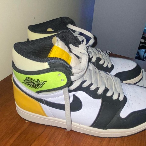 Air Jordan 1 University Gold/Sail/Volt - Picture 3 of 4